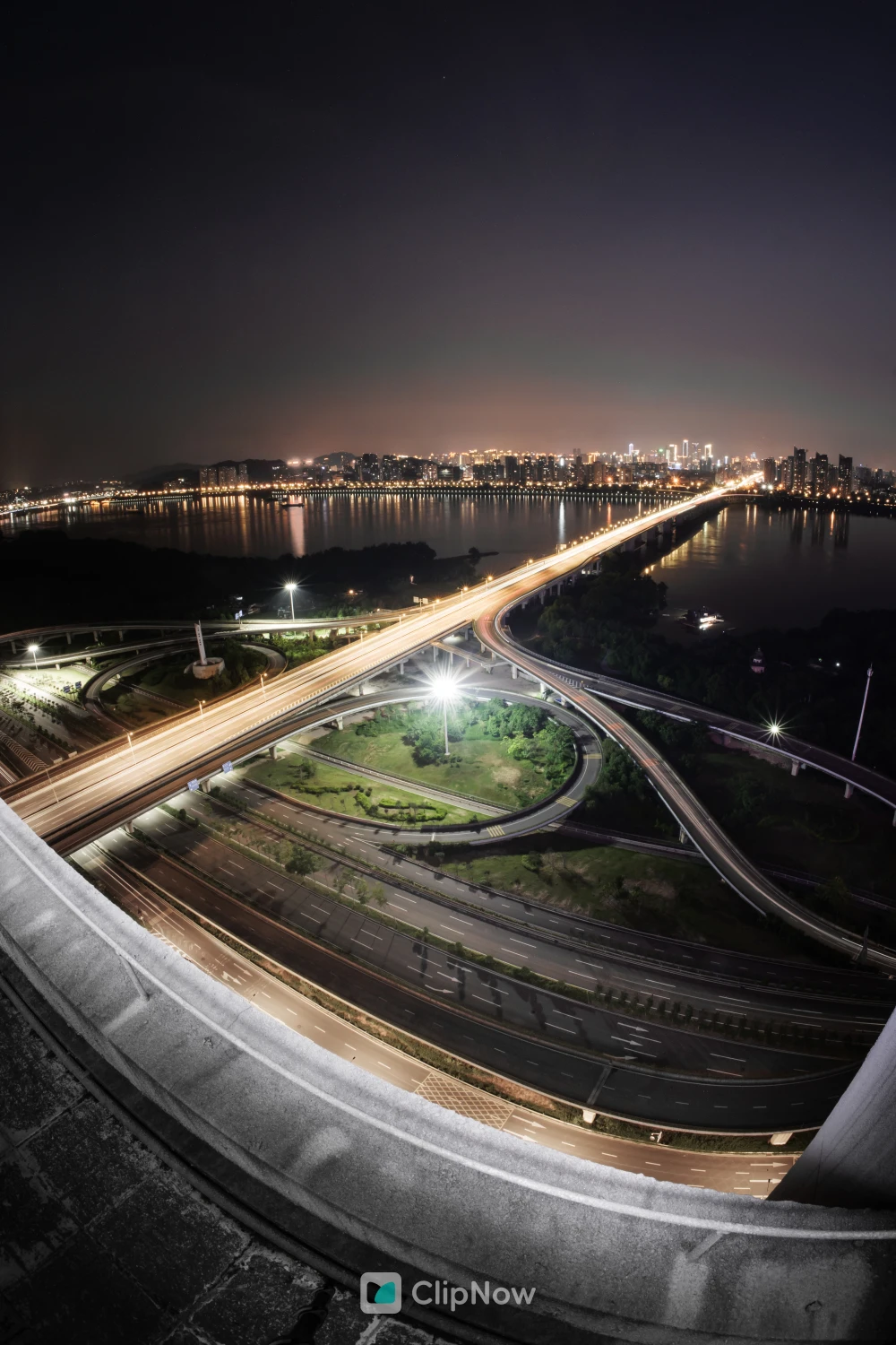 城市夜景立交桥车流长曝光与江景俯瞰摄影