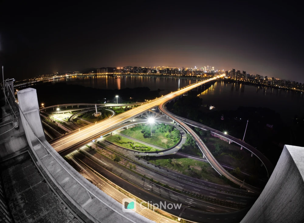 城市夜景立交桥车流长曝光与江景天际线俯瞰