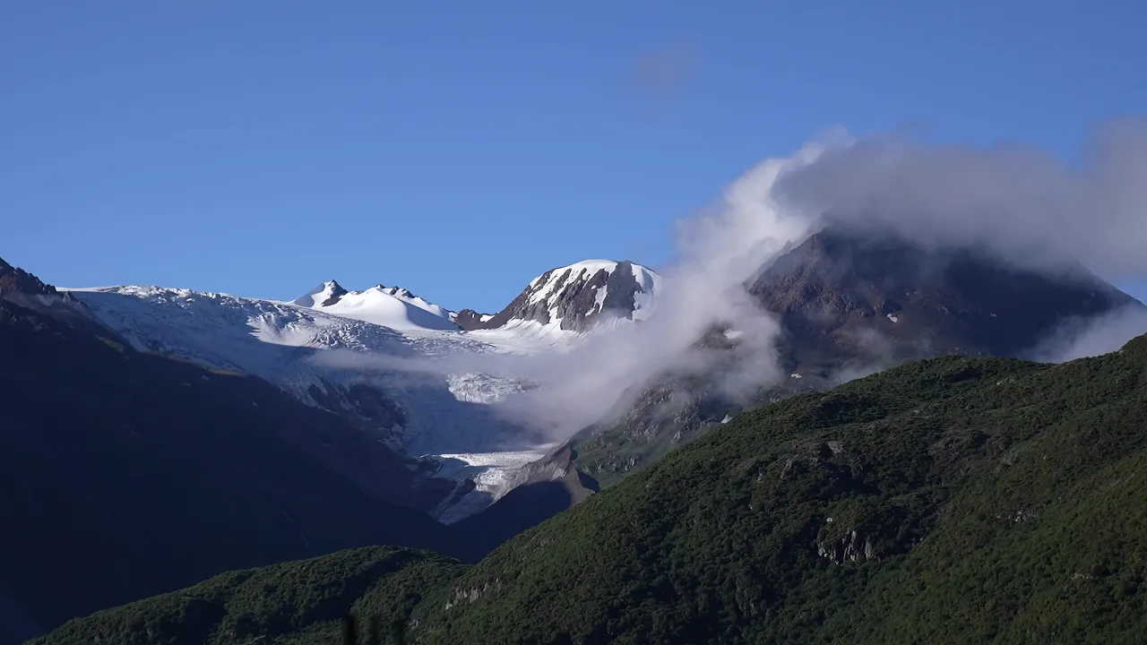 雪山冰川云雾流动延时摄影自然风光
