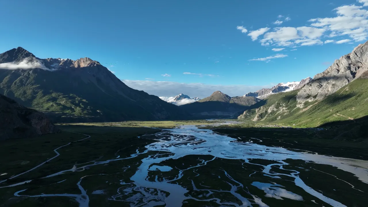 航拍高原雪山辫状河谷风光