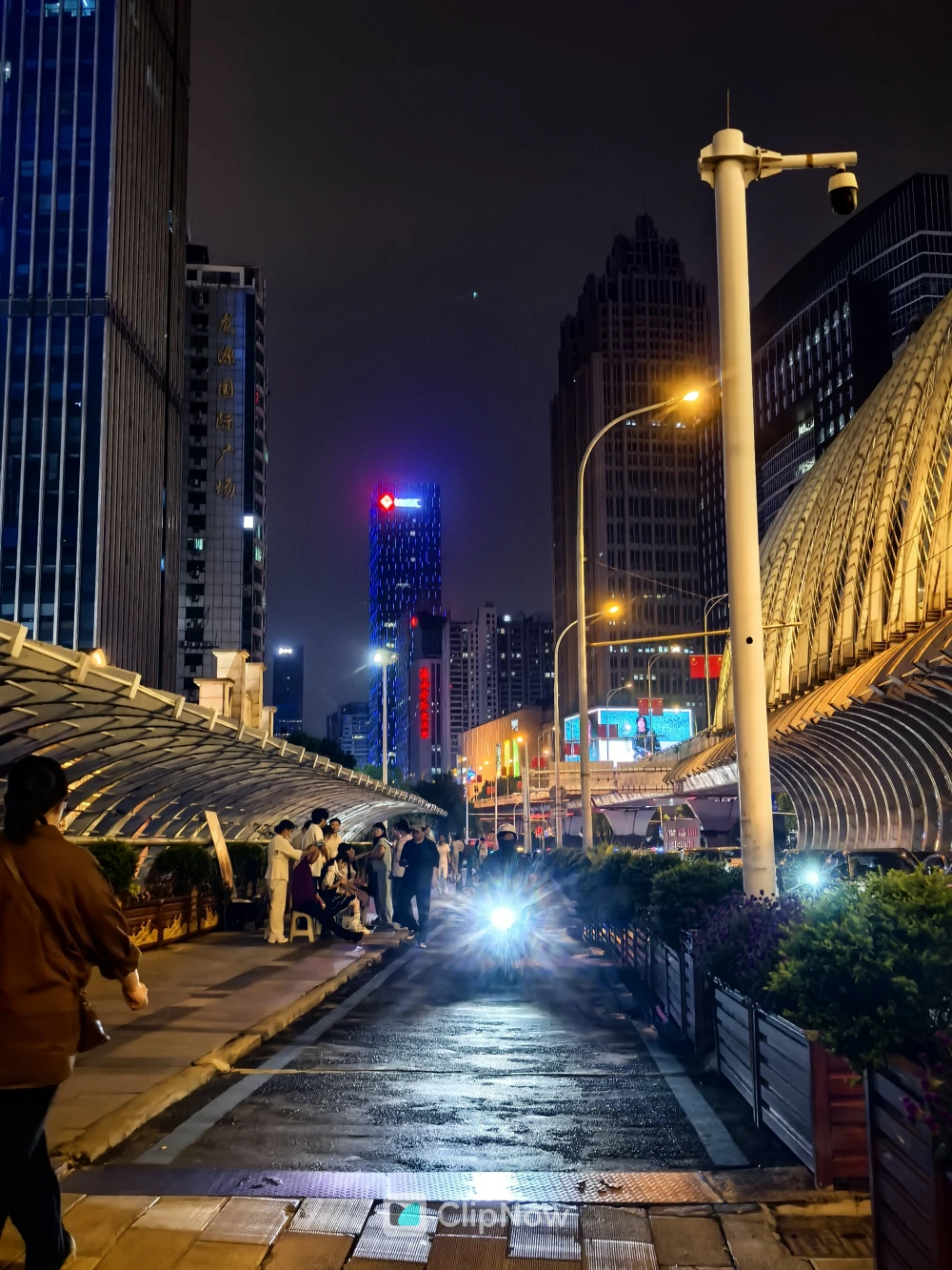 城市夜景街头摄影：霓虹灯光下的天桥与行人