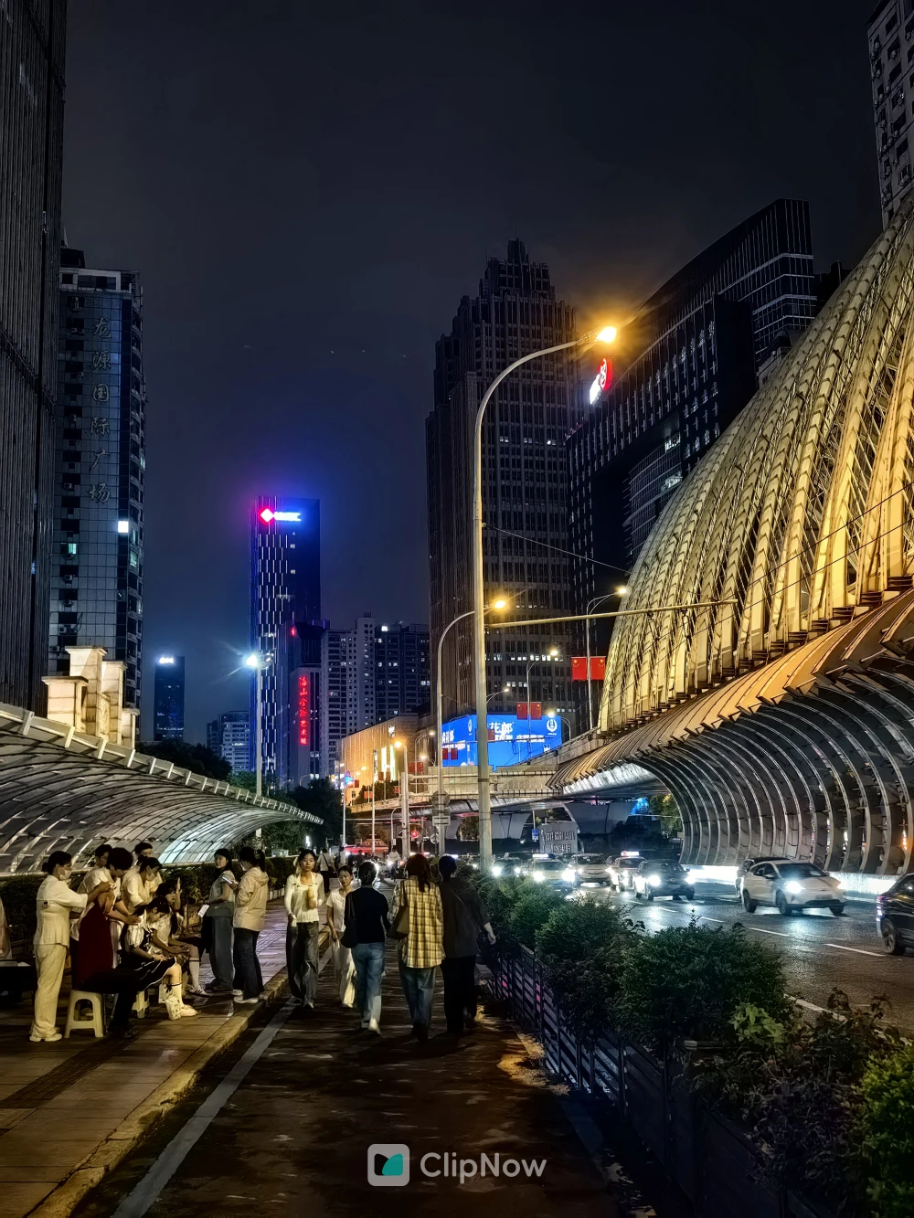 现代都市夜景街头人流与车流延时摄影