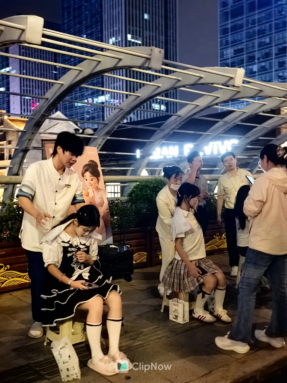 城市夜景街头人群休憩纪实摄影