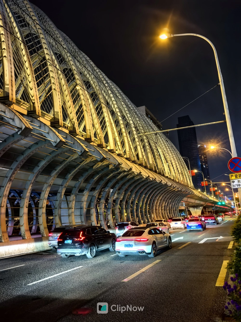 城市夜景广角仰拍现代钢结构高架桥与流光车流
