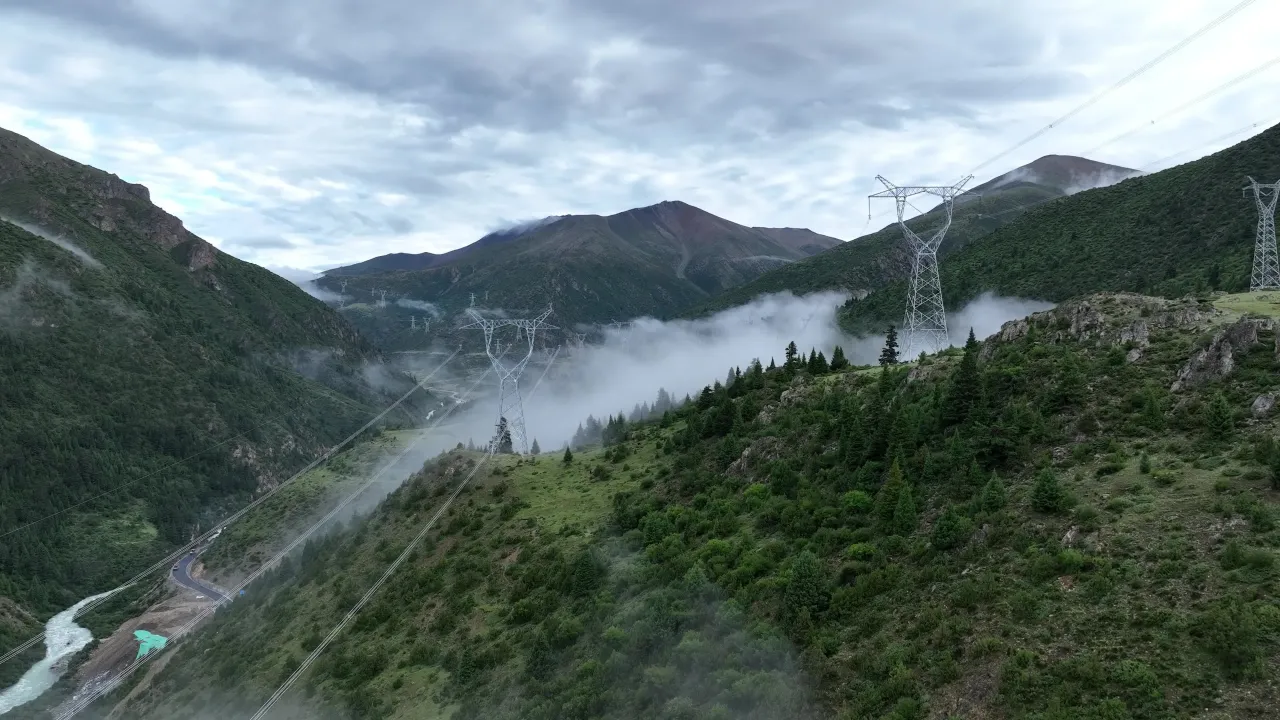 云雾缭绕的高山输电塔航拍