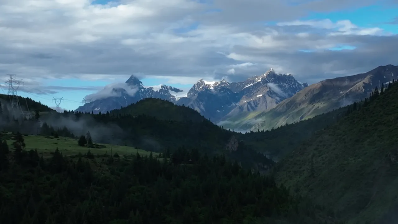 航拍雪山森林云雾缭绕壮丽景观