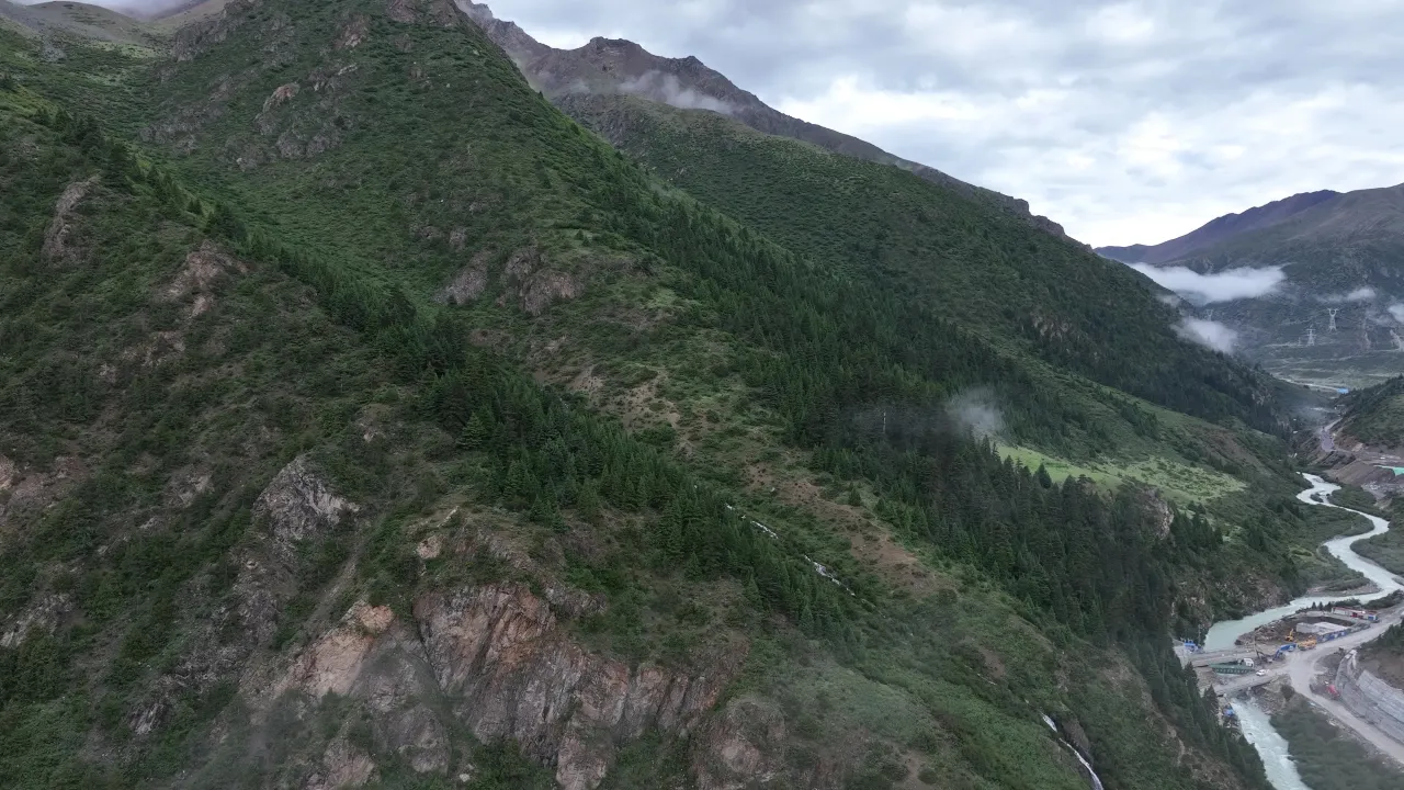 云雾缭绕的高山草甸航拍