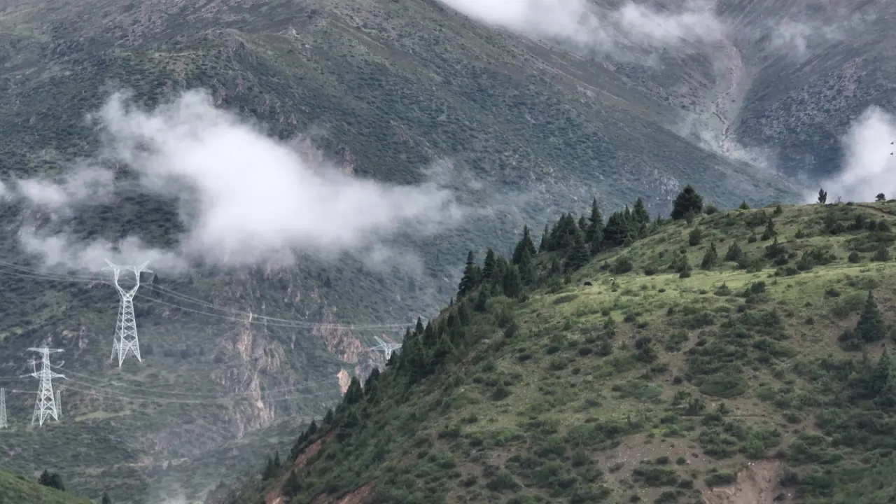 云雾缭绕的高山输电铁塔风景
