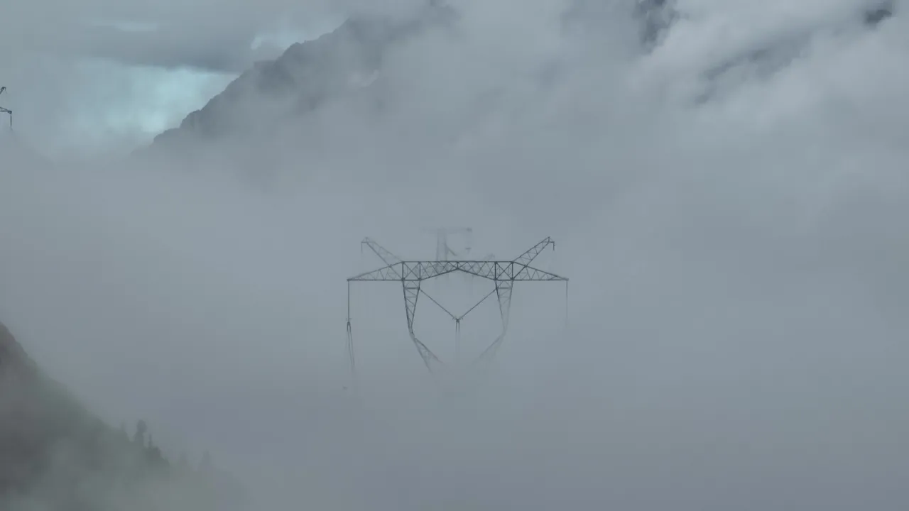 云雾缭绕高山输电塔航拍
