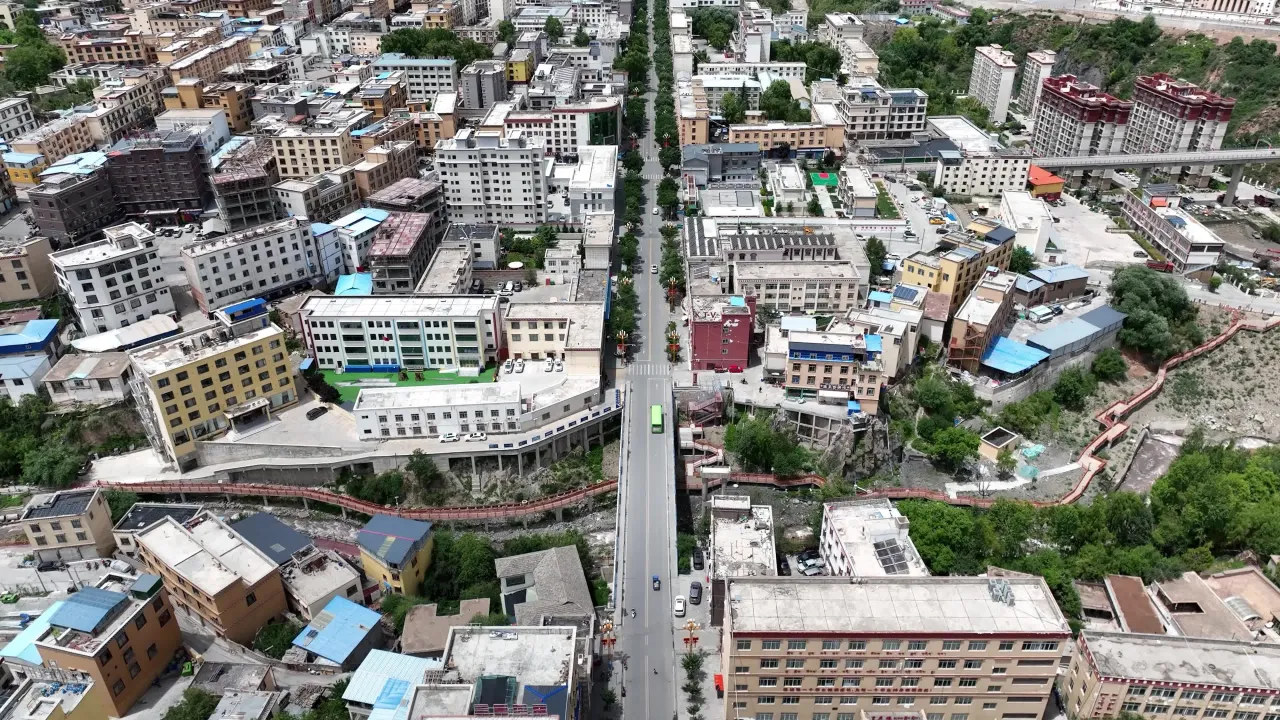 高原城镇航拍：桥梁街道与藏式建筑