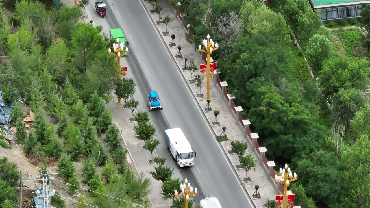 航拍夏日绿树成荫的街道交通