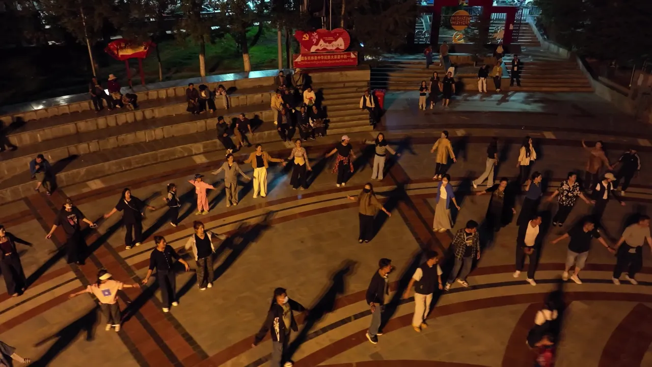 夜间城市广场无人机航拍群众广场舞