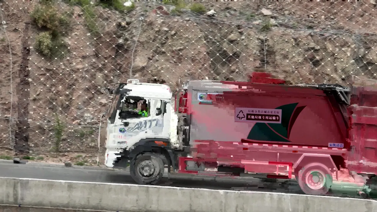 高速公路行驶中的灰色垃圾清运车