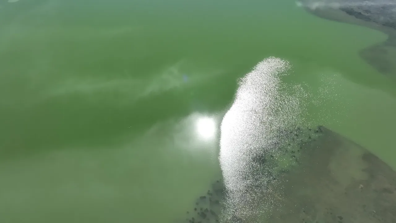 绿色湖水航拍阳光反射