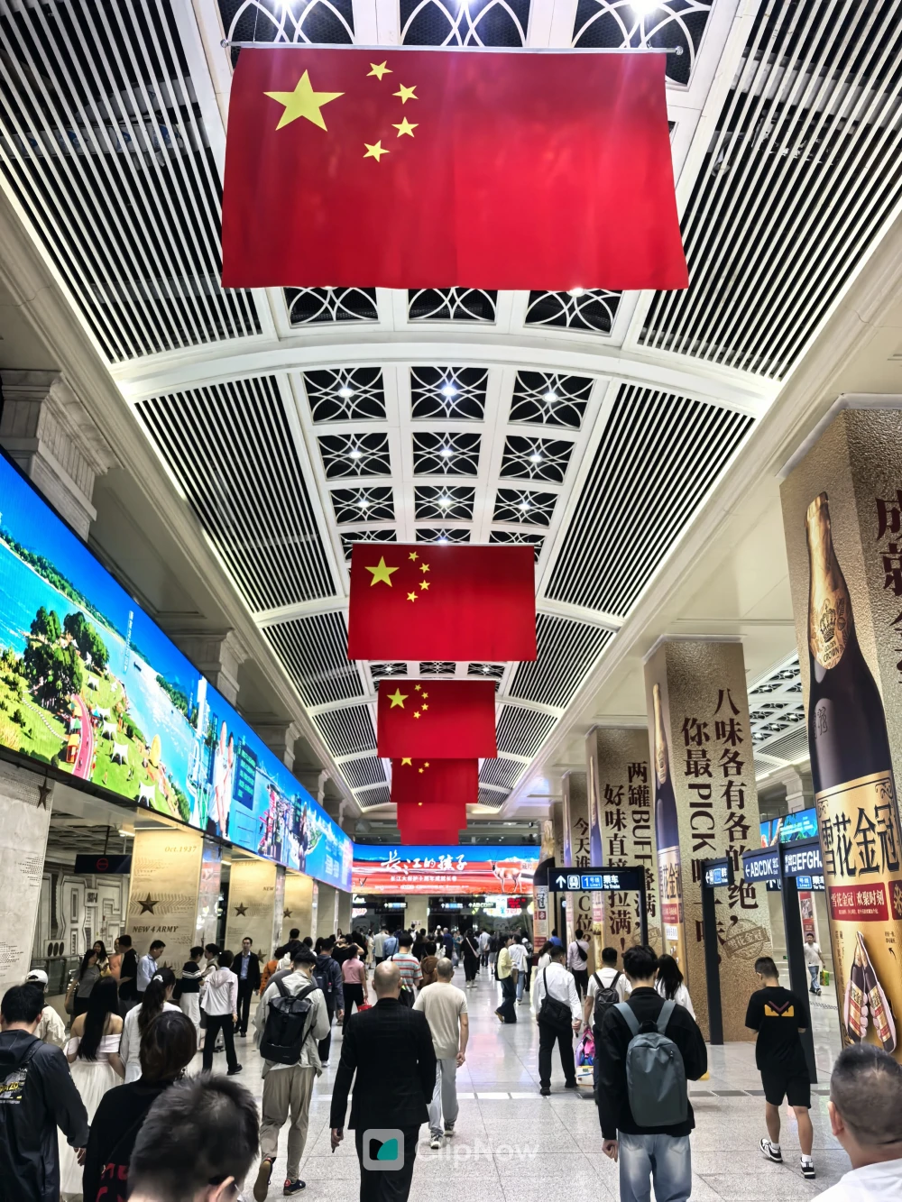 武汉地铁站大厅悬挂五星红旗广角人文纪实摄影