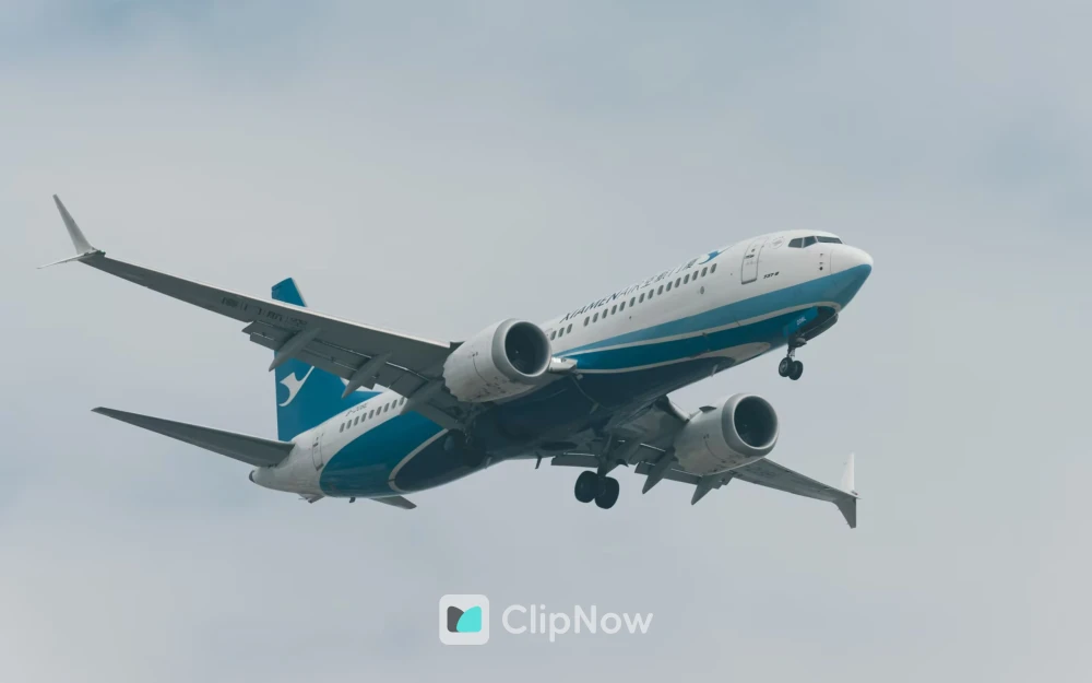 厦门航空波音737客机起飞瞬间蓝天摄影