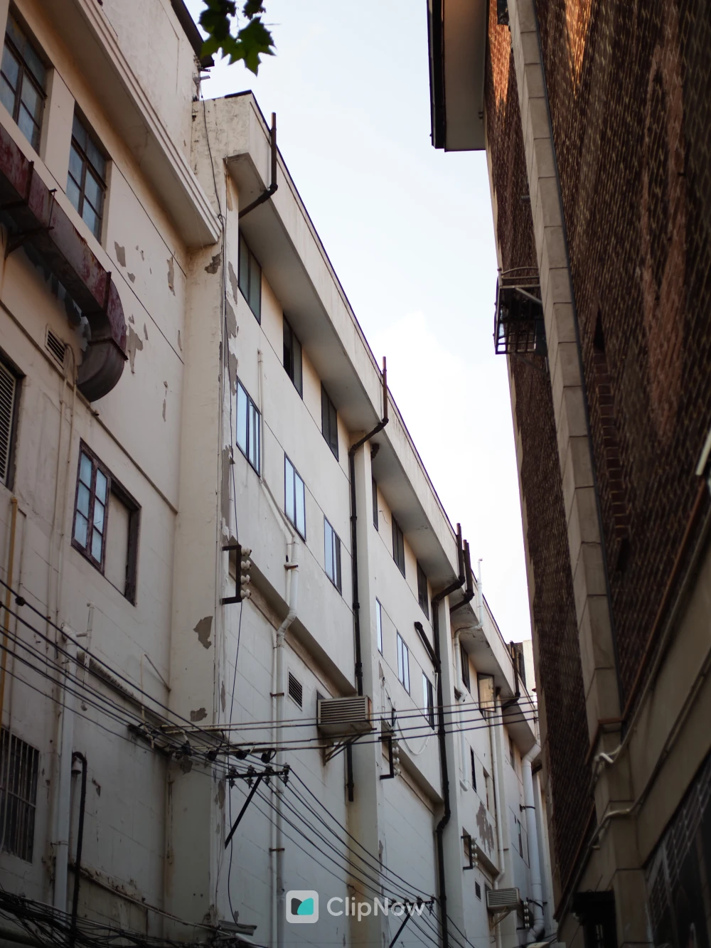 城市老旧建筑仰拍与天空留白