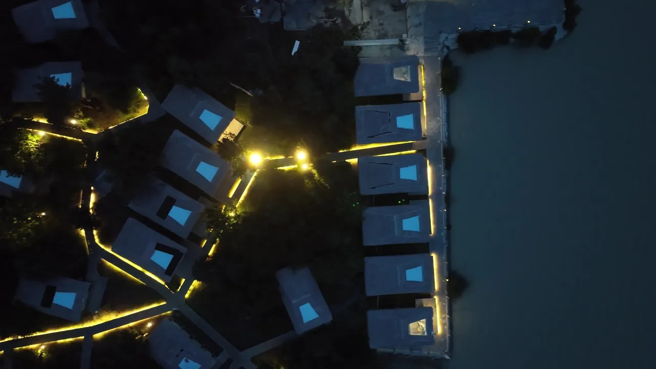 航拍夜色水滨度假村泳池