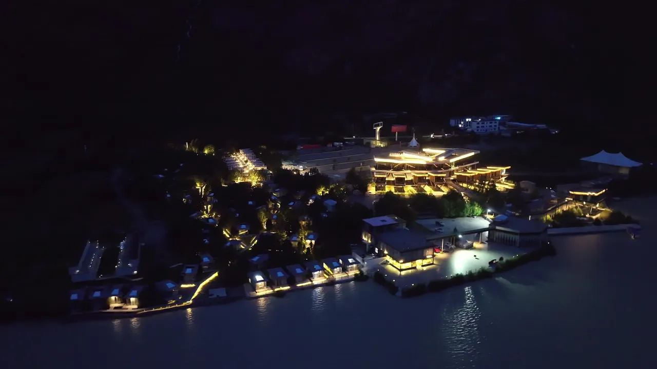 夜幕下湖畔度假酒店与营地航拍