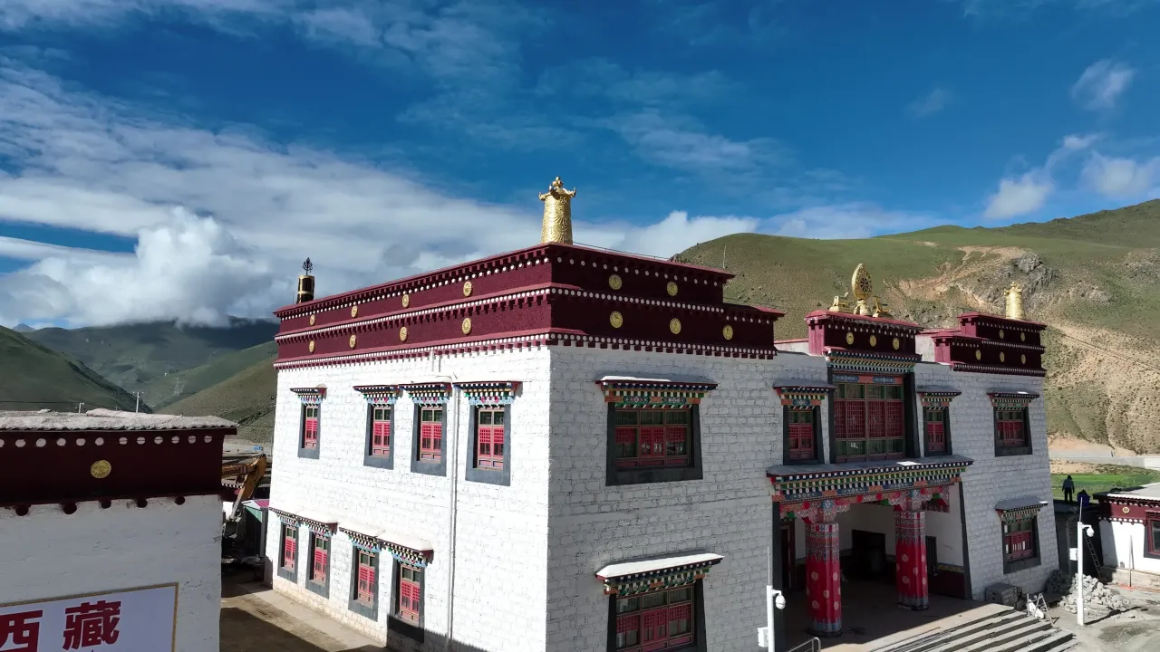 航拍西藏白色藏式寺庙建筑