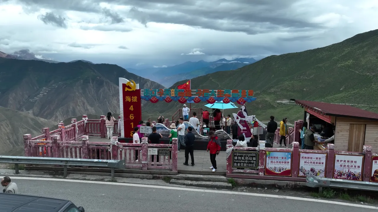 怒江72拐观景台航拍，红旗飘扬与蜿蜒盘山公路