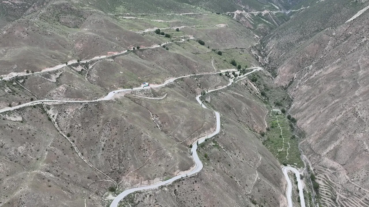 航拍蜿蜒盘旋的盘山公路与壮阔峡谷