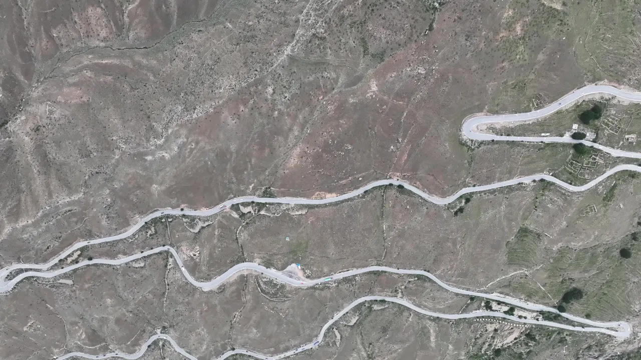 航拍蜿蜒盘旋的盘山公路