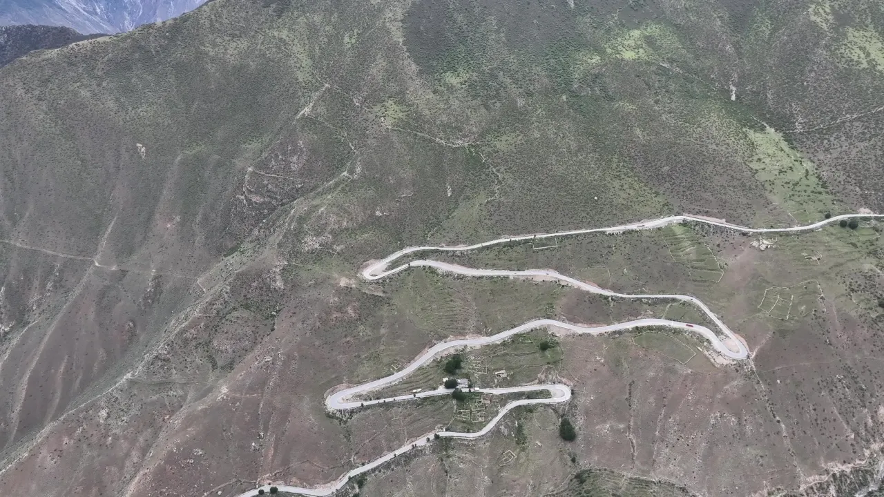 壮丽盘山公路航拍风光