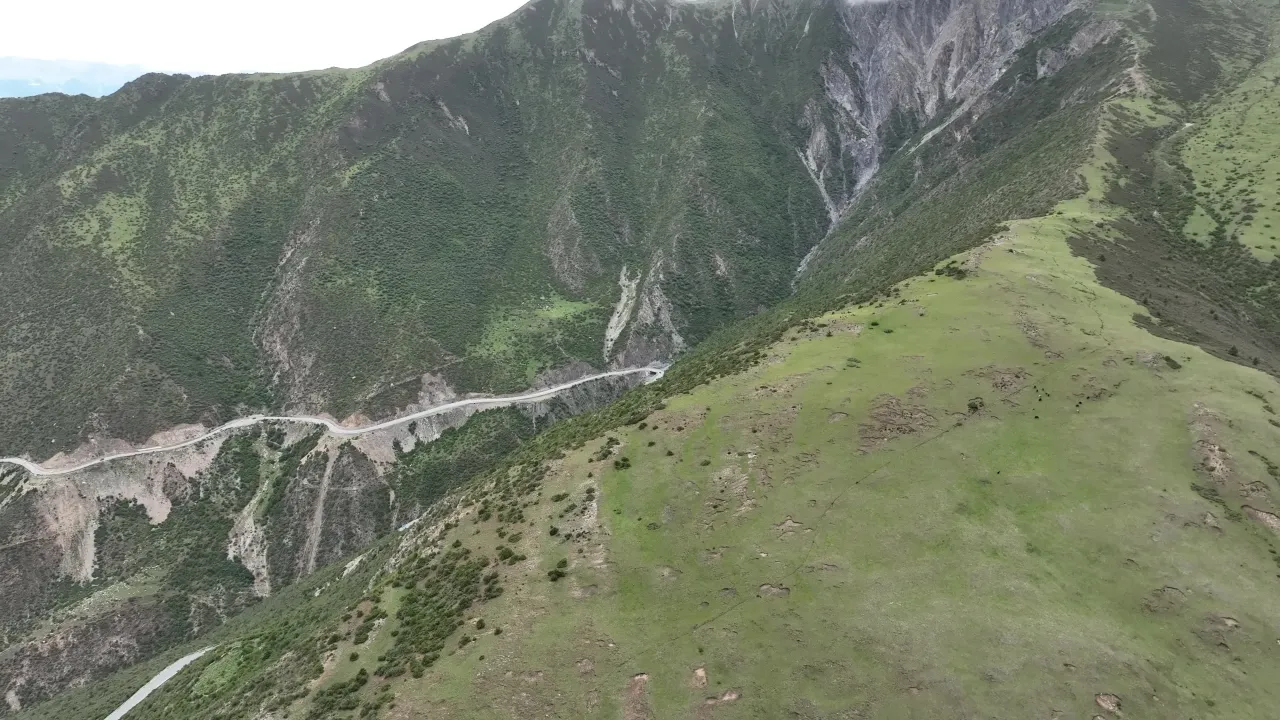 高原盘山公路航拍