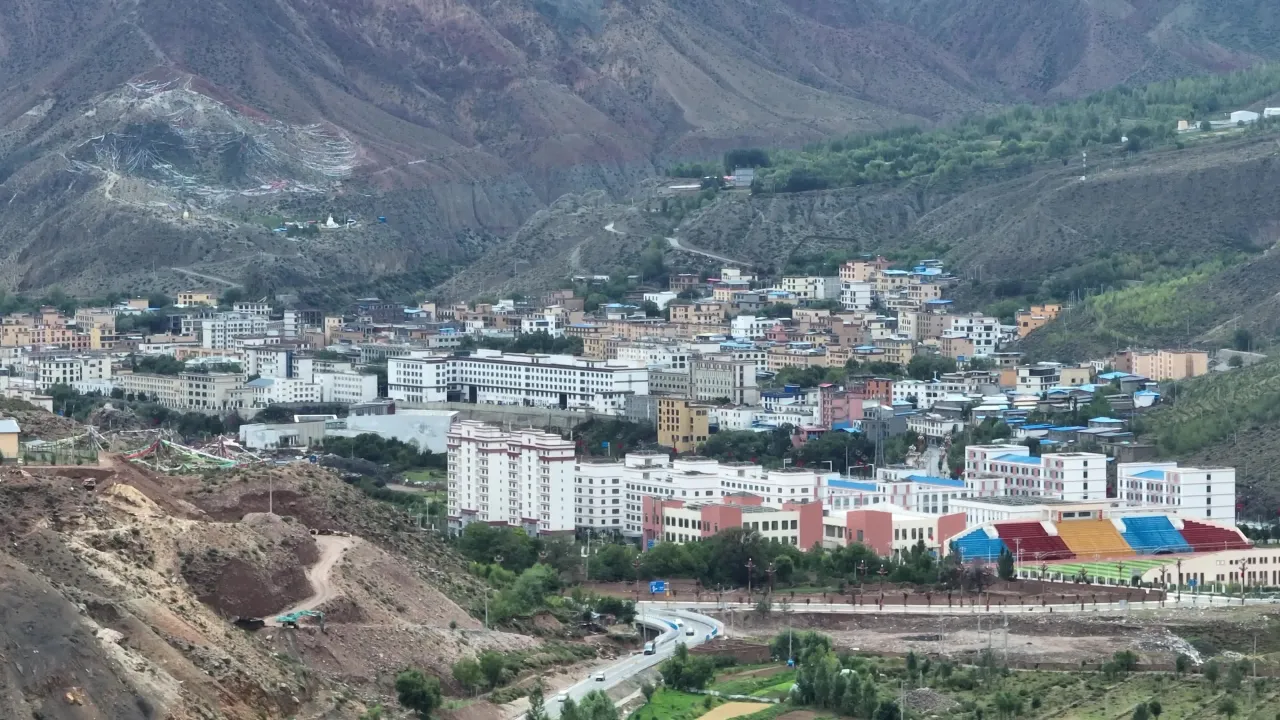 高原山谷城镇全景与跨河大桥航拍