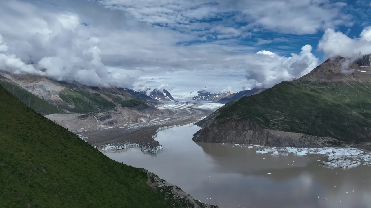 阿拉斯加冰川湖航拍全景