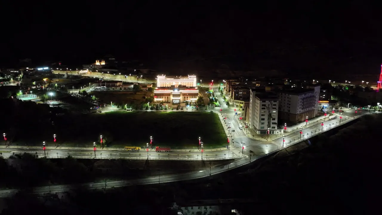 夜晚城市广场与政府大楼航拍延时