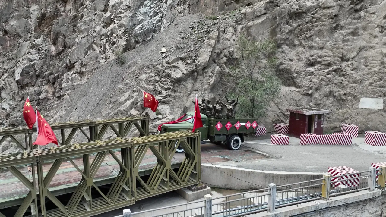 峡谷红色旅游纪念卡车雕塑