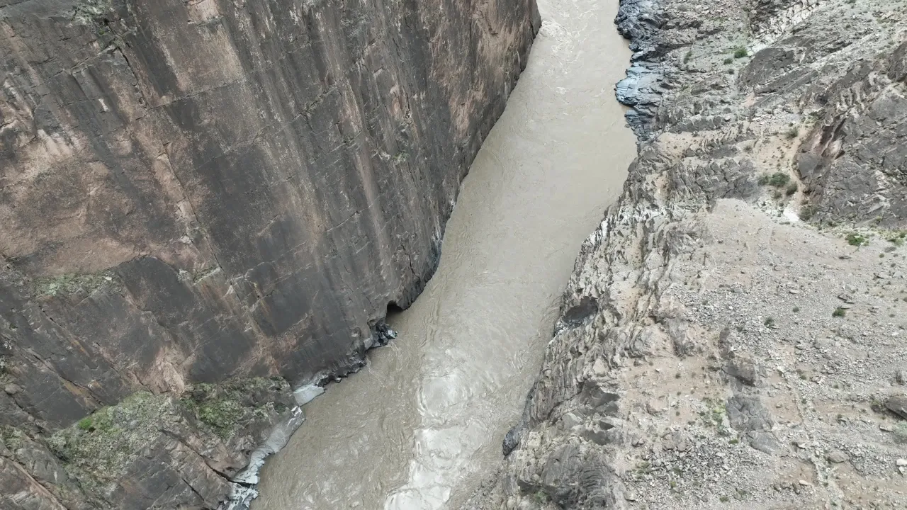 航拍浑浊河流峡谷俯瞰