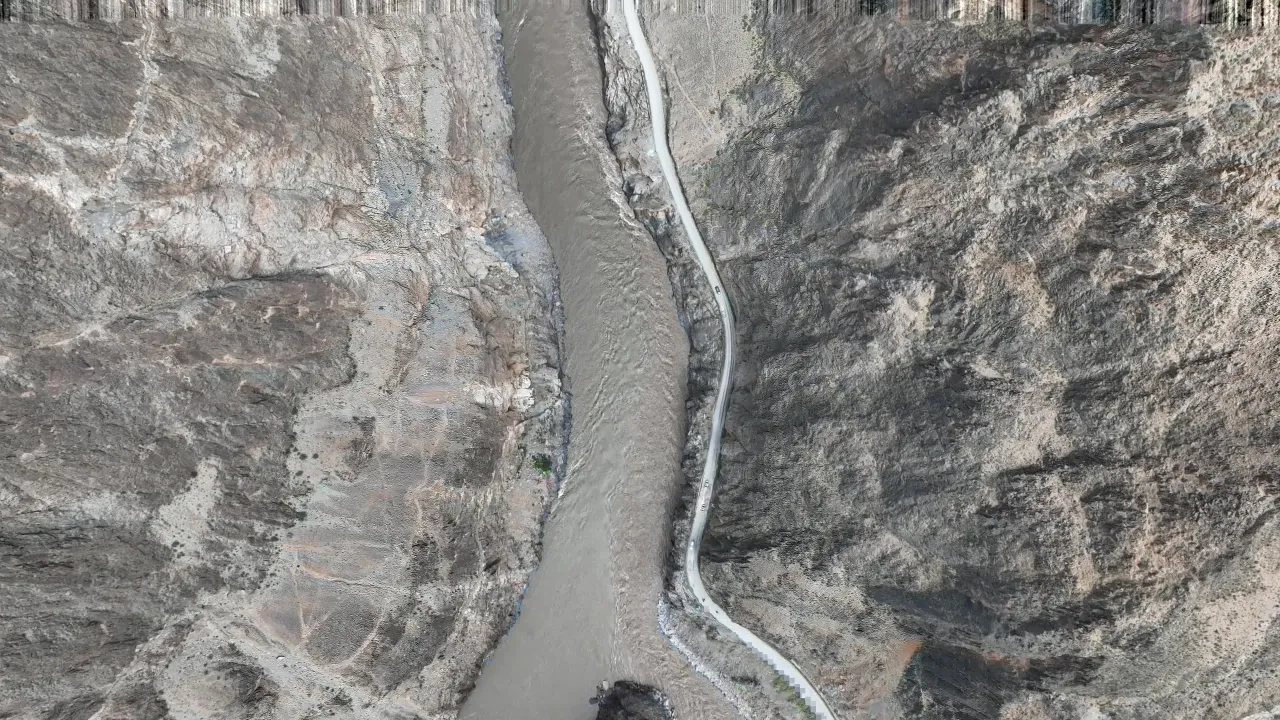 航拍峡谷河流与蜿蜒公路