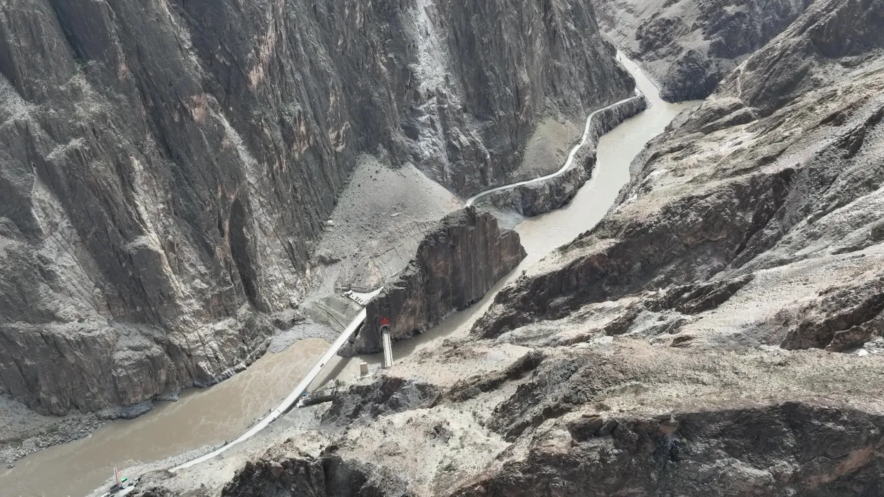 壮阔峡谷河流航拍与跨河吊桥