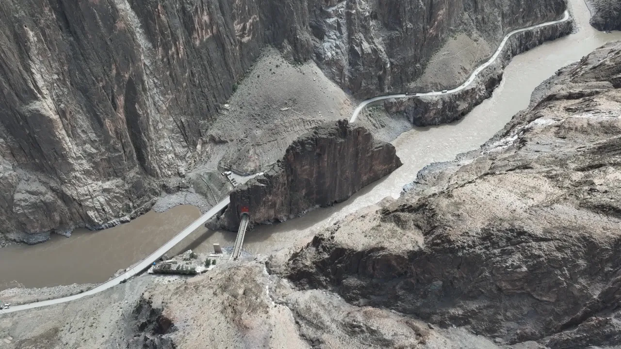 航拍峡谷河流与蜿蜒公路