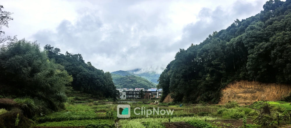 云雾缭绕的静谧山谷乡村田园风光摄影