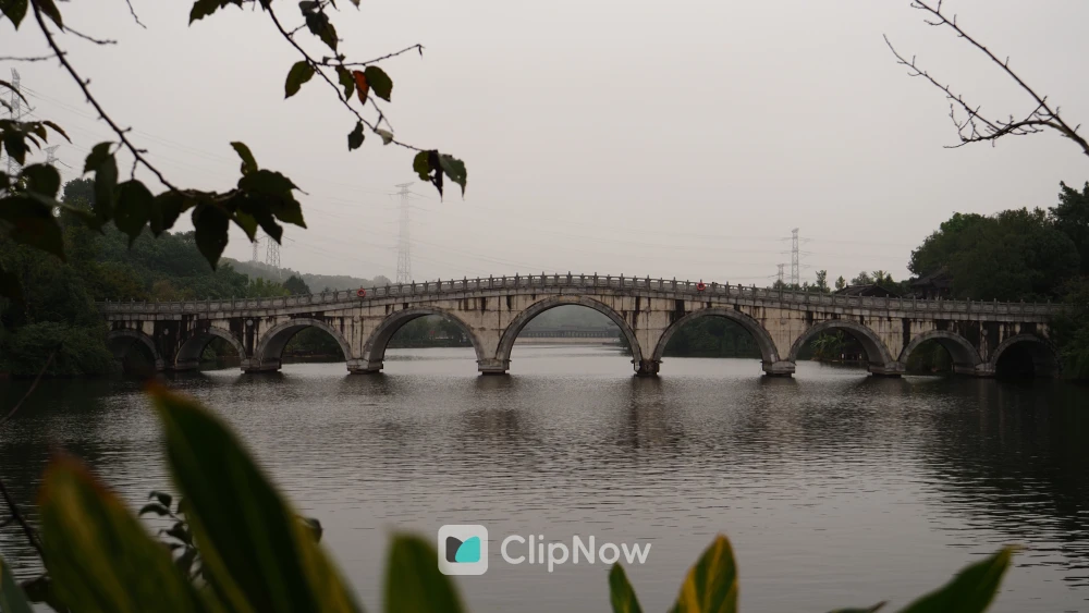 阴天雾气中的多孔石拱桥风景摄影